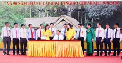 Thủ tướng kí phát hành bộ tem Kỉ niệm 130 năm ngày sinh Chủ tịch Hồ Chí Minh