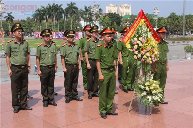 Cán bộ Đoàn Công an Nghệ An dâng hoa tại Quảng trường Hồ Chí Minh