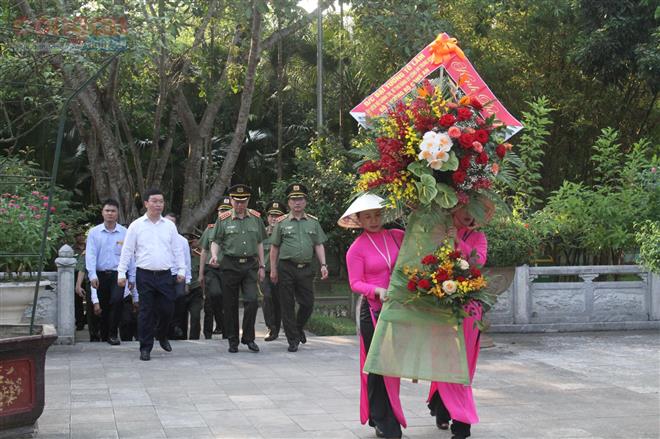 Đồng chí Bộ trưởng Bộ Công an dâng hương báo công với Chủ tịch Hồ Chí Minh