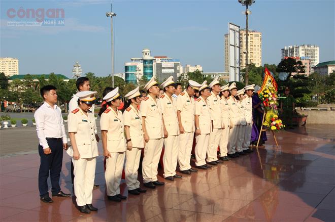 Báo Công an Nghệ An dâng hoa báo công lên Bác