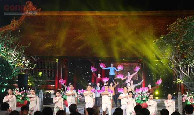 Xúc động chương trình 'Hồ Chí Minh - Sáng ngời ý chí Việt Nam'