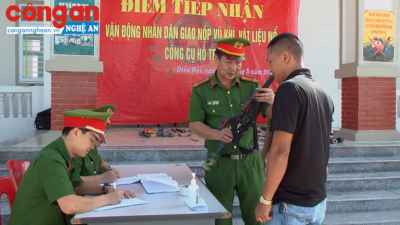 Người dân tự giác giao nộp nhiều vũ khí, công cụ hỗ trợ