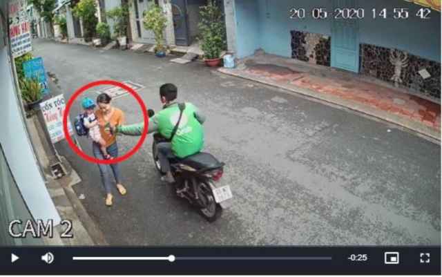 Bắt kẻ giật điện thoại của người mẹ đang bồng con