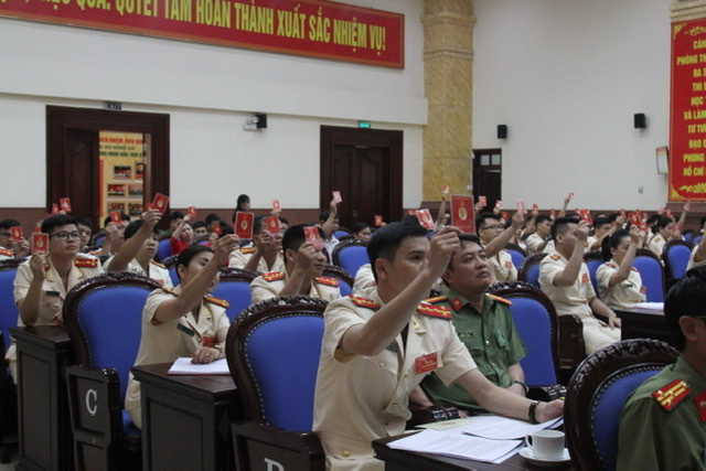 Đại biểu biểu quyết tại Đại hội
