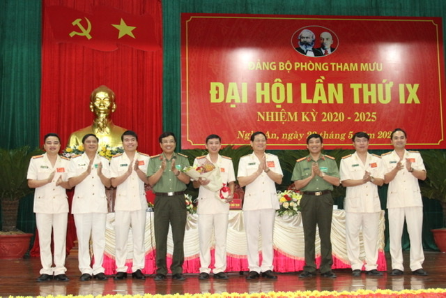 Thiếu tướng Nguyễn Hữu Cầu, Giám đốc Công an tỉnh tặng hoa chúc mừng BCH Đảng bộ nhiệm kỳ 2015– 2020