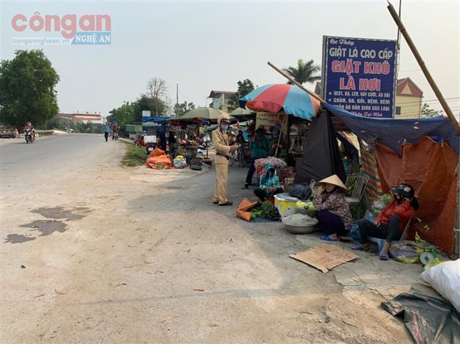 Xử lý nghiêm hành vi buôn bán lấn chiếm hành lang ATGT