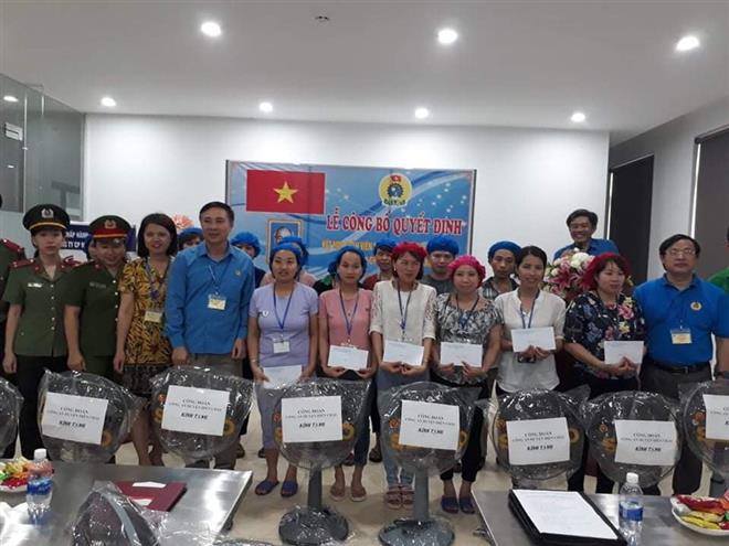 Trao quà cho công nhân bị ảnh hưởng do dịch Covid-19