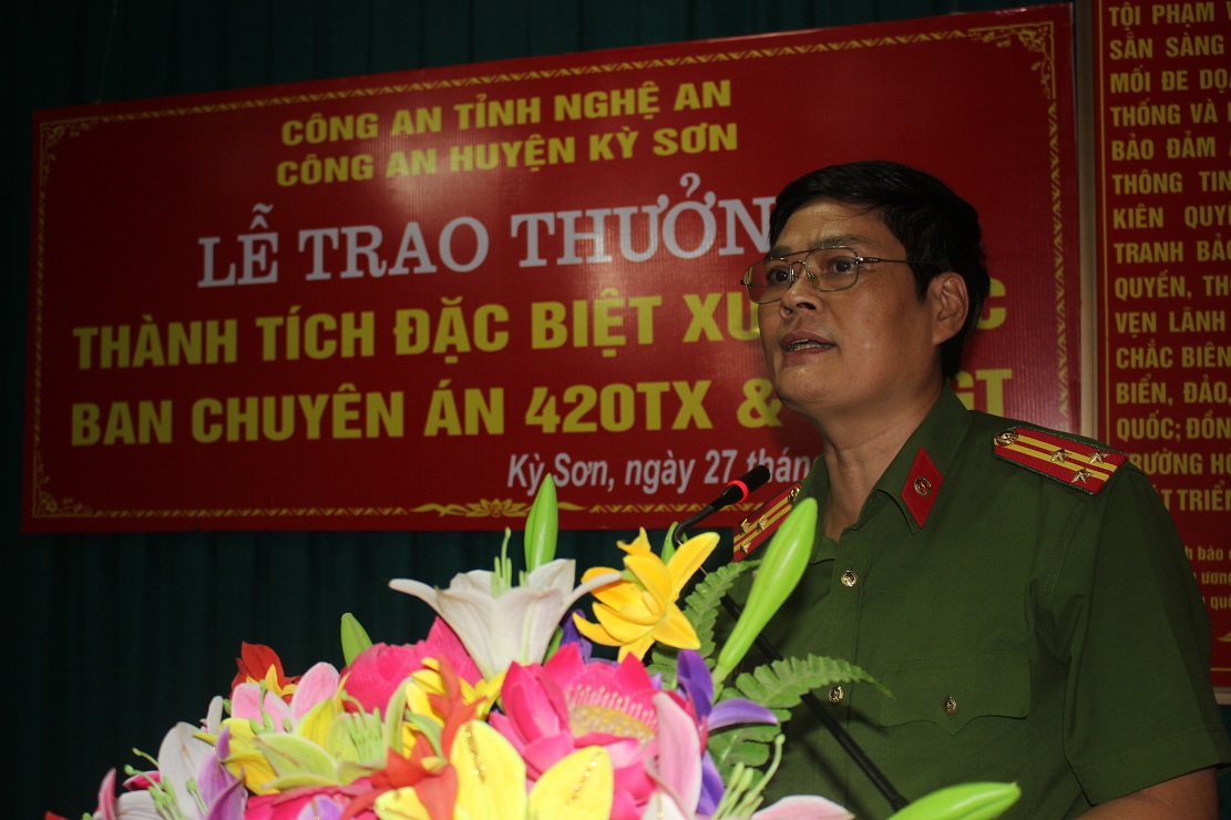 Thượng tá Tô Văn Hậu – Trưởng Công an huyện Kỳ Sơn báo cáo quá trình phá thành công 02 chuyên án