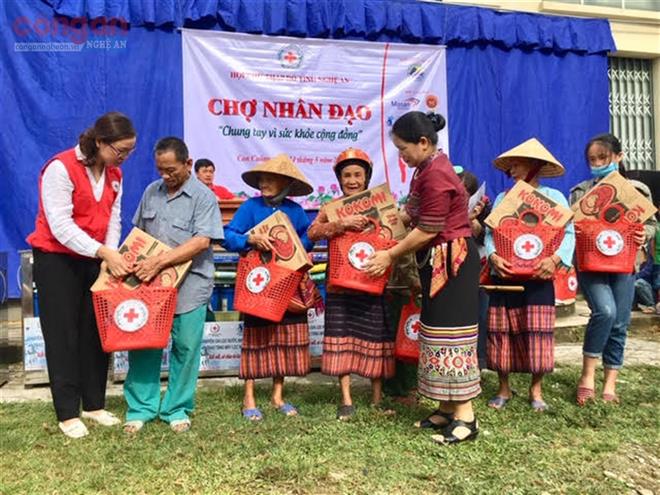 Chợ nhân đạo: Tình người phiên chợ vùng cao