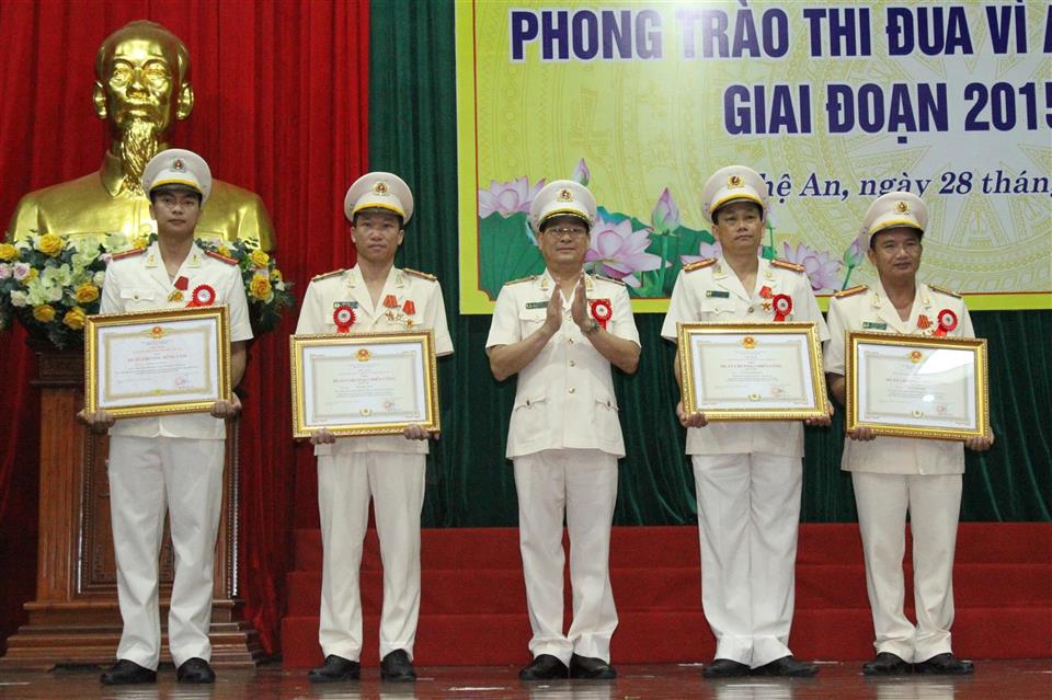 Dịp này Chủ tịch nước ký quyết định trao tặng Huân chương chiến công và Huân chương dũng cảm cho 4 cá nhân