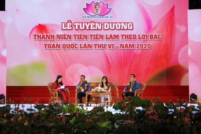Giao lưu với những tấm gương điển hình trong việc học tập và làm theo tấm gương đạo đức Hồ Chí Minh
