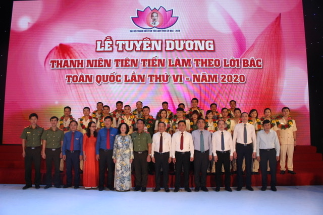 Đồng chí Trương Thị Mai, Ủy viên Bộ Chính trị, Bí thư Trung ương Đảng, Trưởng Ban Dân vận Trung ương và đồng chí Lê Quốc Phong - Uỷ viên dự khuyết BCH Trung ương Đảng, Bí thư thứ nhất T.Ư Đoàn tặng hoa chúc mừng các gương điển hình xuất sắc.