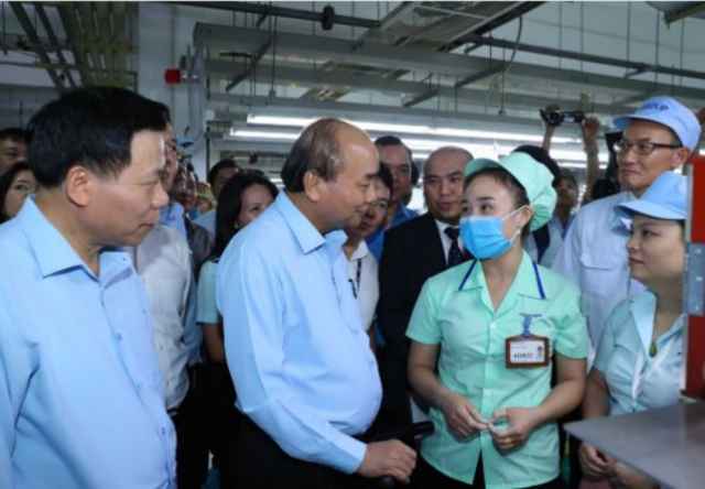 Thủ tướng Nguyễn Xuân Phúc thăm hỏi, động viên công nhân, người lao động