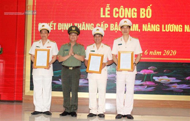 Công an Nghệ An: Công bố quyết định thăng cấp bậc hàm cho lãnh đạo