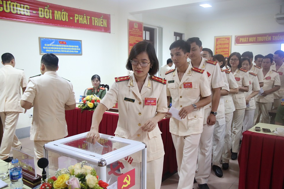 Các đại biểu bỏ phiếu bầu BCH Đảng bộ nhiệm kỳ 2020-2025