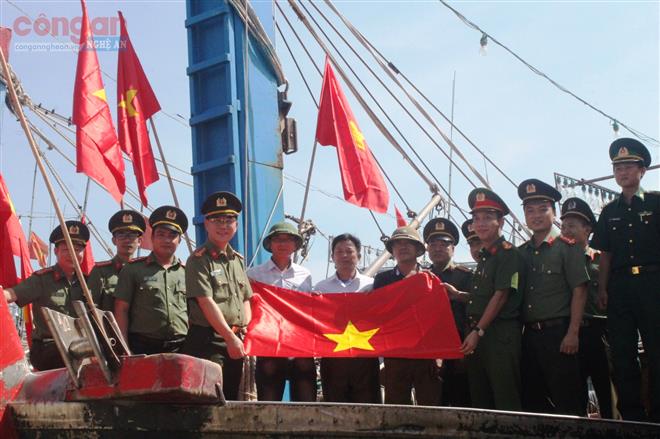 Tiếp sức cùng ngư dân vươn khơi bám biển