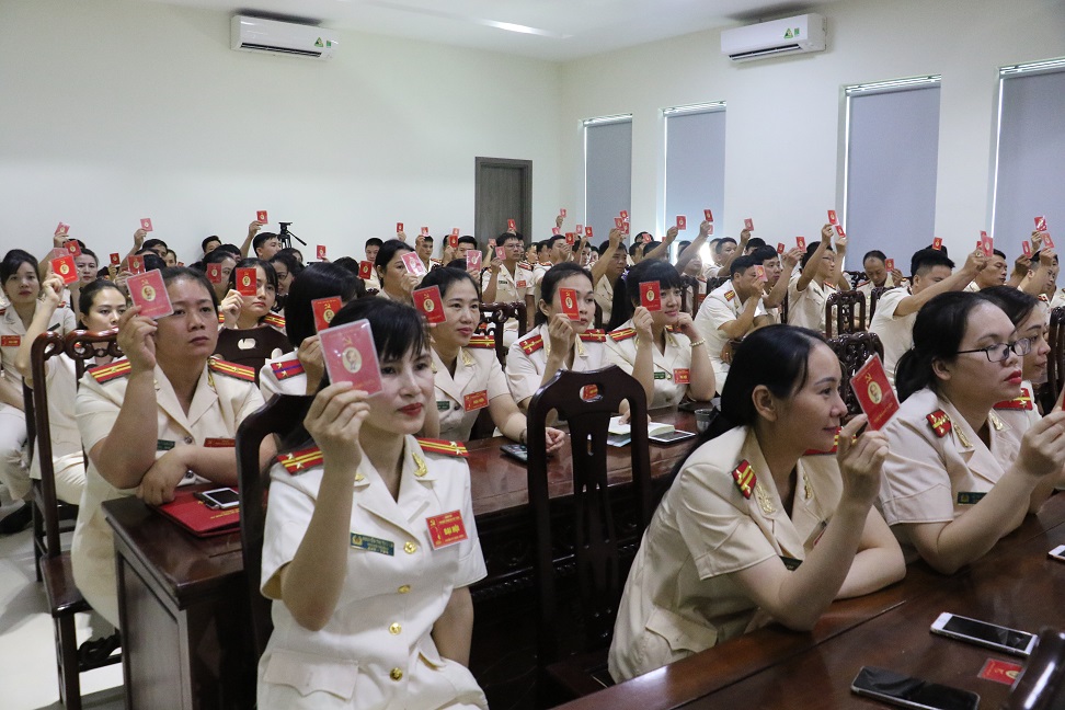 Các đảng viên biểu quyết tại Đại hội