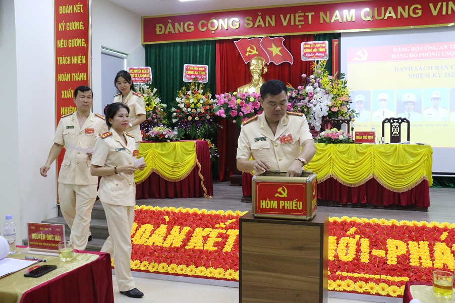 Các đại biểu bỏ phiếu tại Đại hội