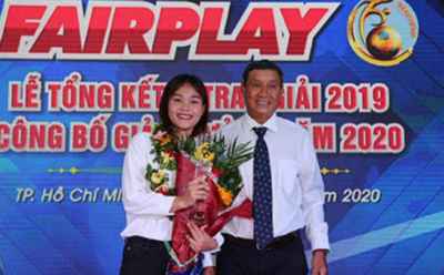 Trung vệ thép' Chương Thị Kiều nhận giải Fair-play 2019