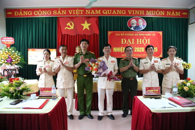 Ban Chấp hành Chi bộ Phòng An ninh kinh tế nhiệm kỳ 2020 – 2025 ra mắt Đại hội.