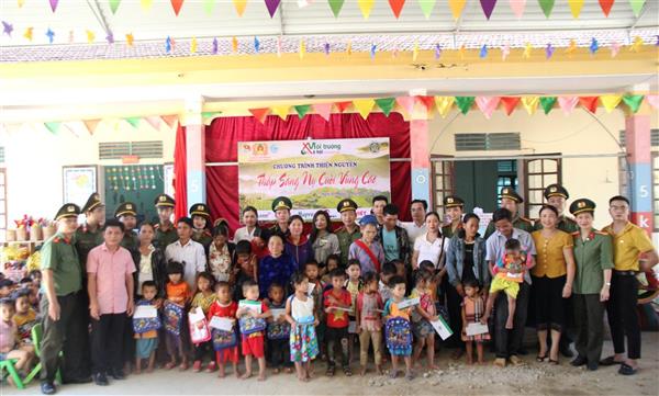 Nhiều phần quà ý nghĩa dành tặng các em học sinh mầm non Thạch Ngàn