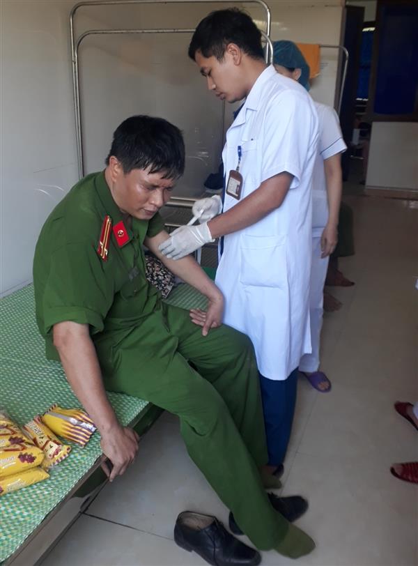 Một đồng chí Công an bị thương khi thực hiện nhiệm vụ