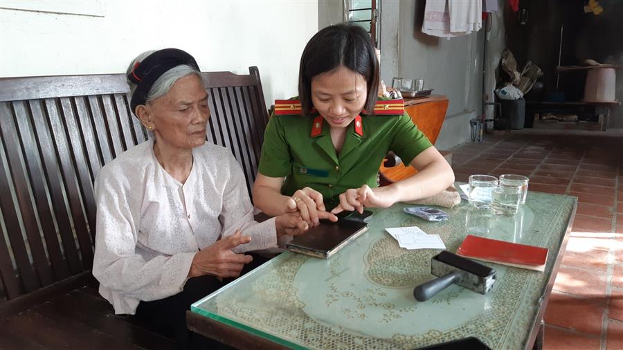 Ngoài giờ hành chính, Thiếu tá Nguyễn Thị Minh, Trưởng Công an xã Nghi Thịnh phối hợp với Công an huyện Nghi Lộc, đến tận nhà làm thủ tục cấp CMND miễn phí cho người dân