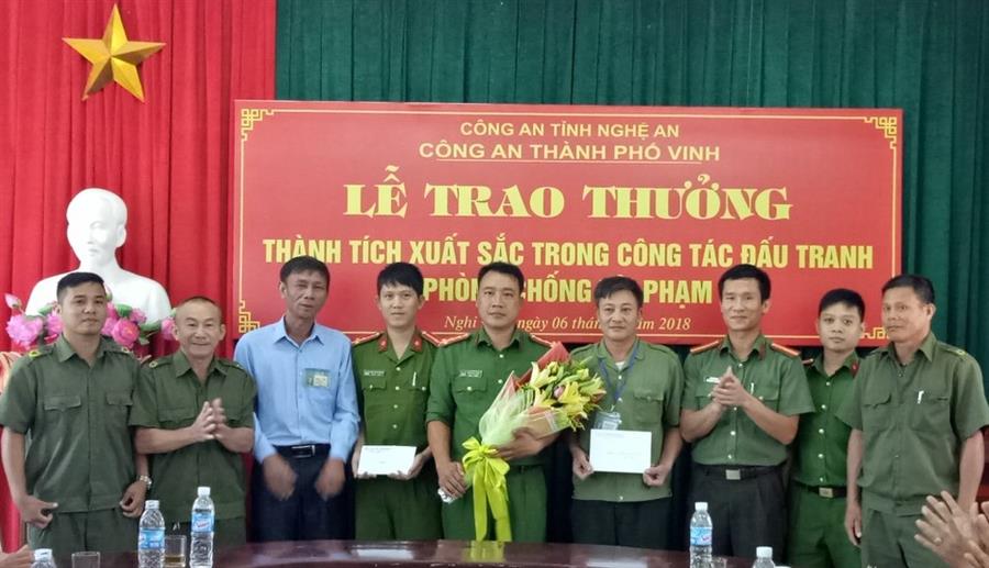 Ngay sau khi nhận nhiệm vụ Phó Trưởng Công an xã, Đại úy Đàm Ngọc Hưng đã cùng với  Ban Công an xã Nghi Đức liên tiếp bắt giữ 2 đối tượng trốn truy nã về tội giết người lẩn trốn trên địa bàn, được Công an TP Vinh trao thưởng 