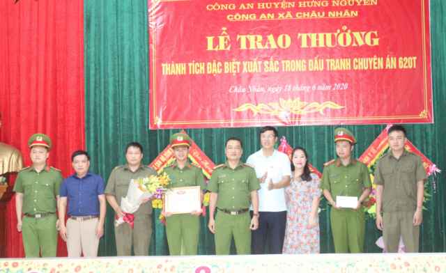 Trao thưởng cho Công an xã Châu Nhân về thành tích đấu tranh Chuyên án trộm cắp tài sản