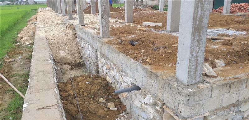 Phần móng nhà sử dụng gạch táp lô xây 2 hàng bao xung quanh để đổ bê tông, nền nhà sử dụng vật liệu san lấp trộn lẫn nhiều tạp chất (Ảnh chụp ngày 23/4/2020)
