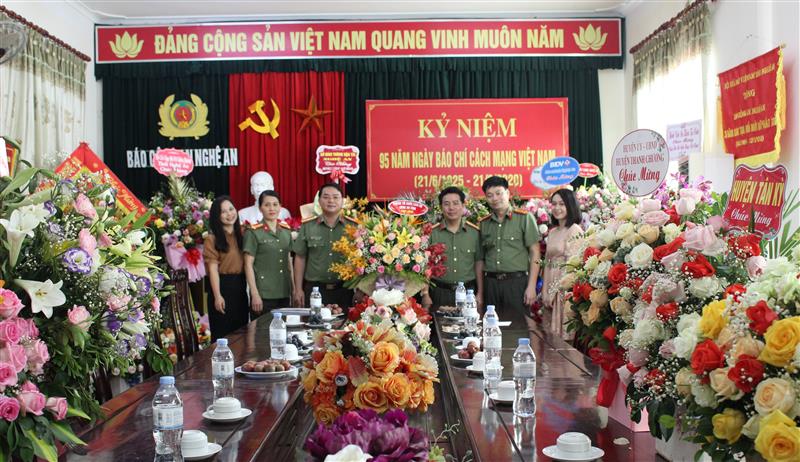 Phòng Tổ chức cán bộ Công an tỉnh chúc mừng