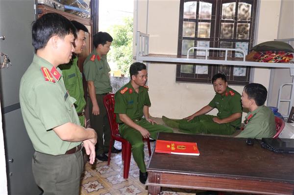 Thăm hỏi chiến sỹ Công an bị thương khi bắt đối tượng ma túy