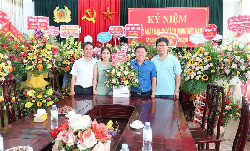 UBND xã Hưng Đông, TP Vinh chúc mừng