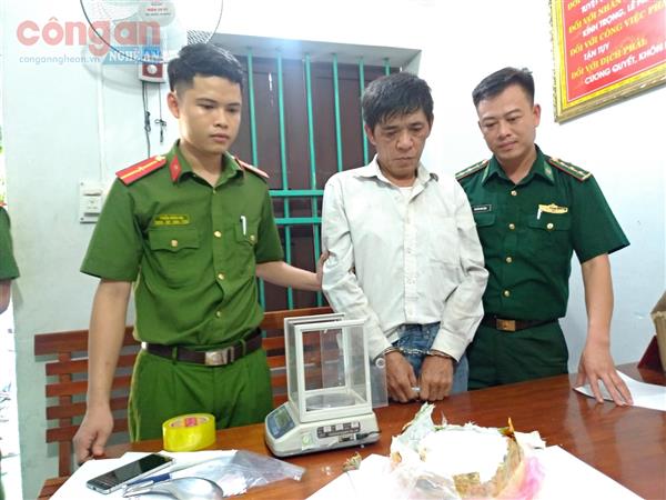 Bắt đối tượng vận chuyển 1 kg ma túy đá xuyên quốc gia