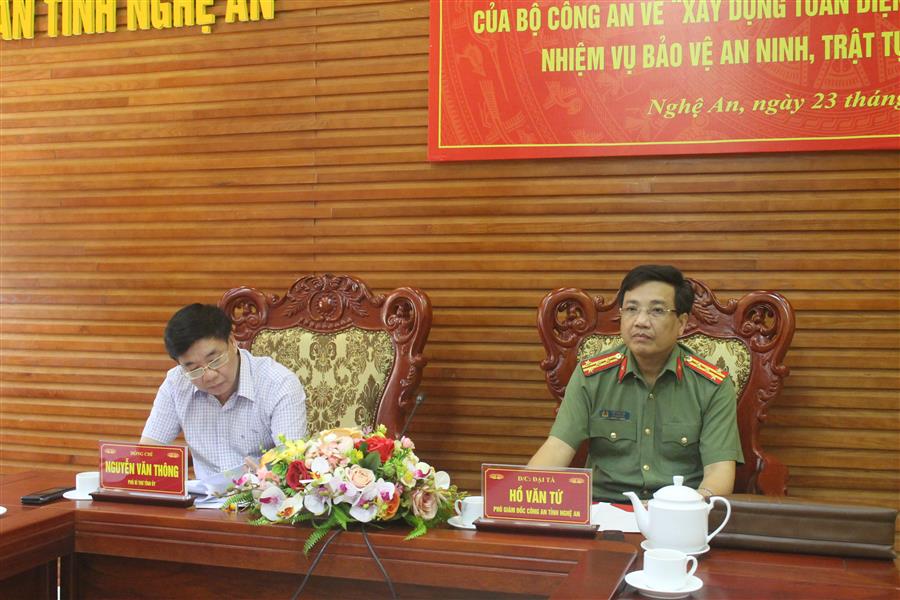 Đồng chí Nguyễn Văn Thông, Phó Bí thư Tỉnh ủy; Đại tá Hồ Văn Tứ, Phó Giám đốc Công an tỉnh chủ trì điểm cầu tại Nghệ An.