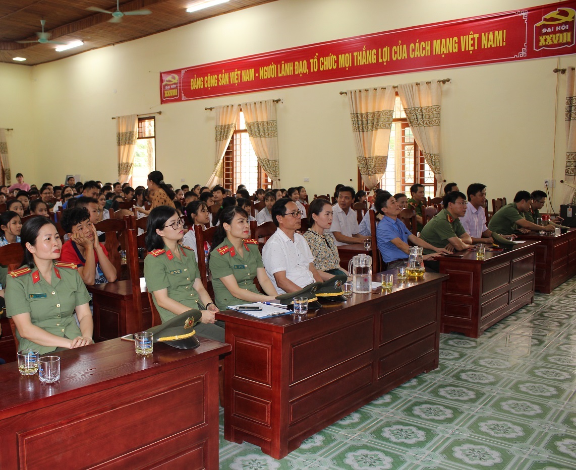 Buổi tuyên truyền đã thu hút đông đảo các đại biểu và các em học sinh tham gia