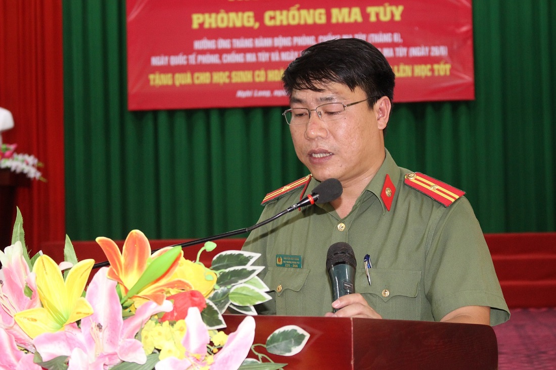 Cán bộ Phòng Tham mưu, Công an tỉnh Nghệ An phát biểu trao tặng quà