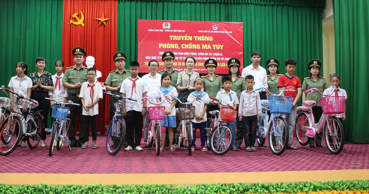 Tuyên truyền, phổ biến pháp luật và tặng quà cho trẻ em nghèo