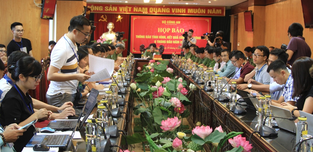 Đại diện các báo đặt câu hỏi liên quan đến các vấn đề xã hội quan tâm.
