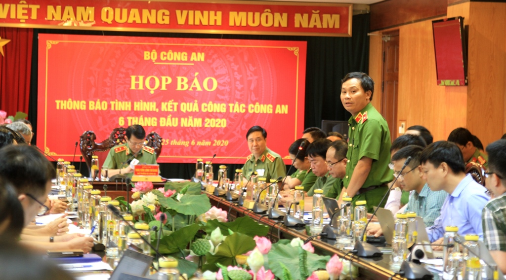Đại diện lãnh đạo các đơn vị thuộc Bộ Công an và Công an thành phố Hà Nội tham gia họp báo, giải đáp thắc mắc cho phóng viên các báo. 