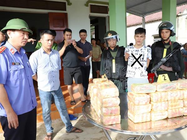 Truy đuổi gần 40km, bắt 2 đối tượng vận chuyển 31 kg ma túy