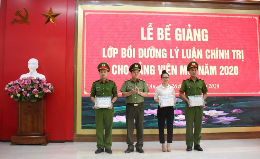 Bế giảng lớp bồi dưỡng lý luận chính trị cho đảng viên mới