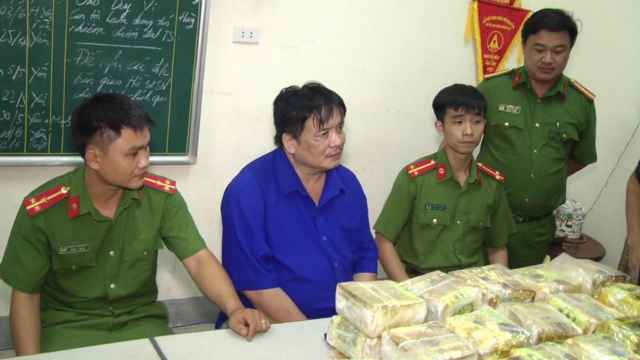 Bắt đối tượng vận chuyển 50 kg ma túy đá