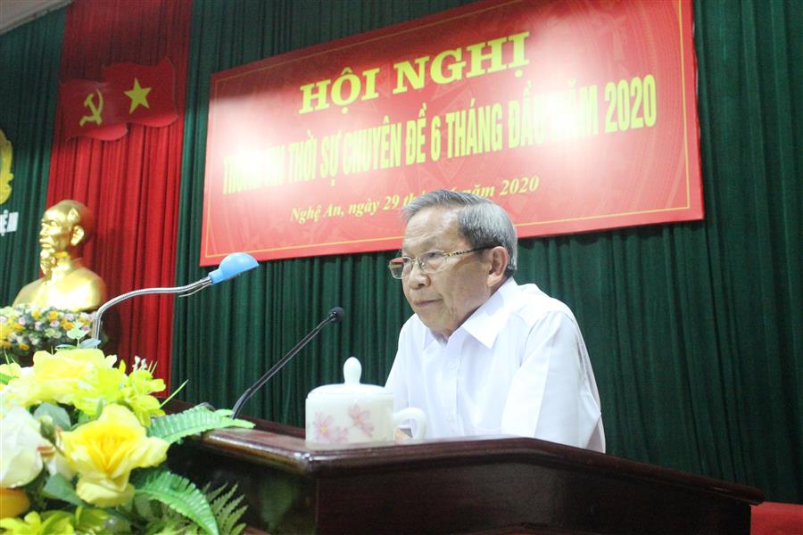 Đồng chí Thiếu tướng, PGS.TS Lê Văn Cương cung cấp các thông tin thời sự trong nước và thế giới