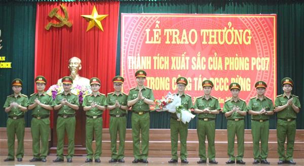 Trao thưởng cho Phòng Cảnh sát PCCC và CNCH vì có thành tích xuất sắc trong công tác chữa cháy rừng