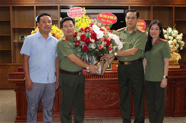 Báo Công an Nghệ An chúc mừng Giám đốc Công an tỉnh Nghệ An