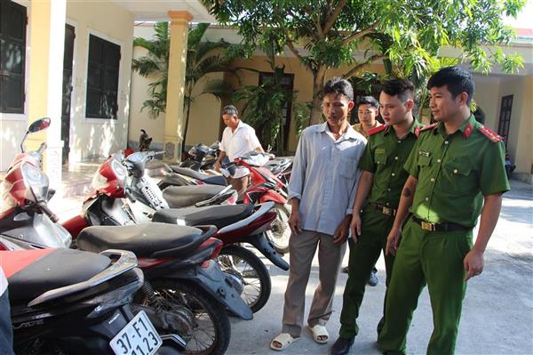 Công an huyện Diễn Châu trao trả 13 chiếc xe máy cho người bị mất
