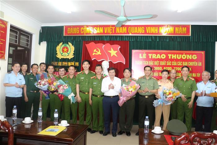 Trao thưởng về thành tích đặc biệt xuất sắc của Công an tỉnh trong đấu tranh phòng chống ma tuý