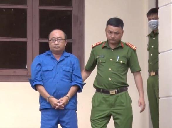 Cảnh sát dẫn giải bị can Phùng Thế Dũng từ phòng hỏi cung về lại nơi tạm giam.  Ảnh: Đặng Vinh (Công an Phú Yên)