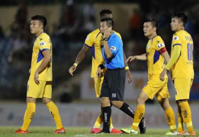 Ai bênh nổi trọng tài V-League?